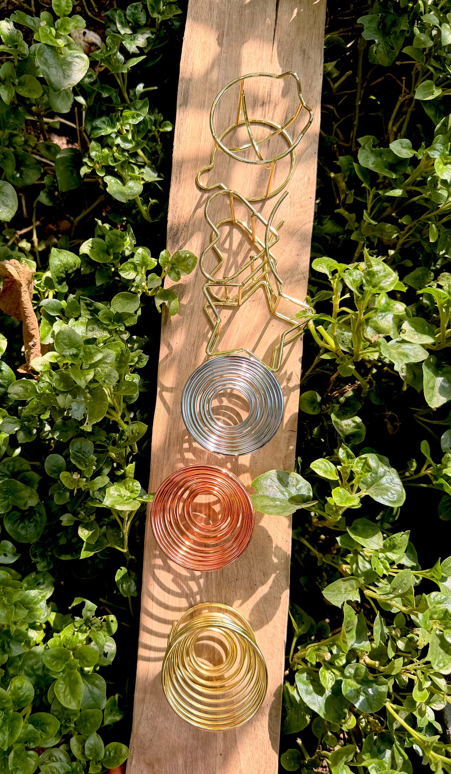 Metal display stand for airplants